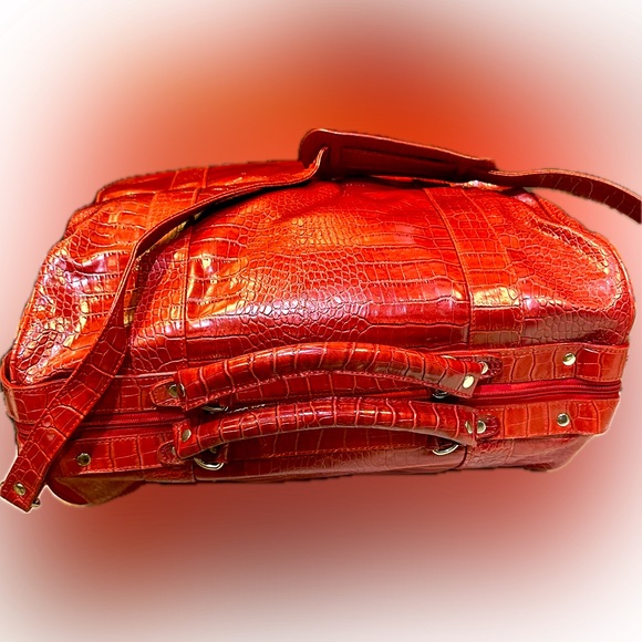 VTG BATH& BODY WORKS SPECIAL EDITION RED CROC EMBOSSED FAUX LEATHER CARRY ON BAG - Picture 2 of 11